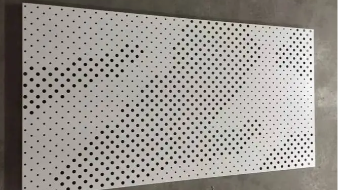 云南鋁單板廠家的沖孔鋁單板優(yōu)勢在哪？